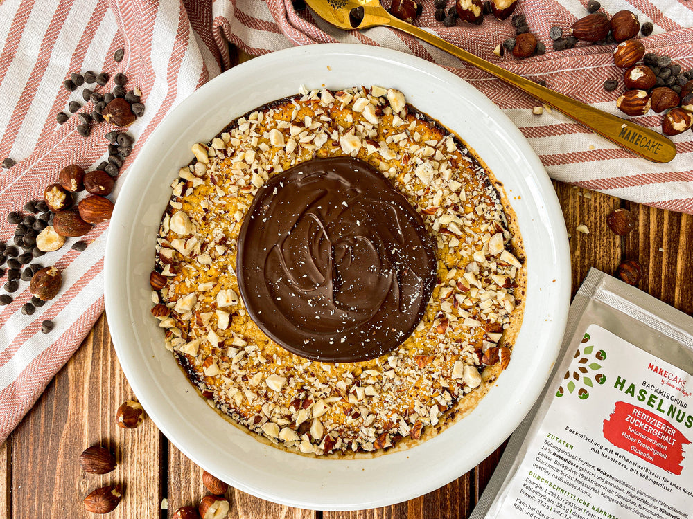 APFEL-HASELNUSS-KUCHENBOWL MIT KNACKSCHICHT