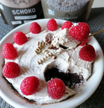 Stracciatella-Tortenbowl mit Himbeeren