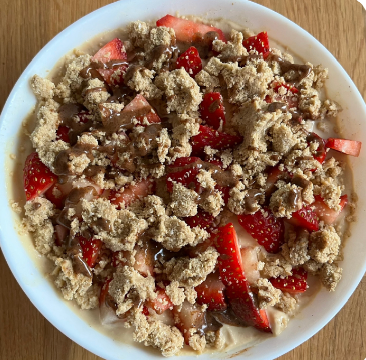 Vanille-Erdbeer-Kuchenbowl mit Quark und Zimtcrumble