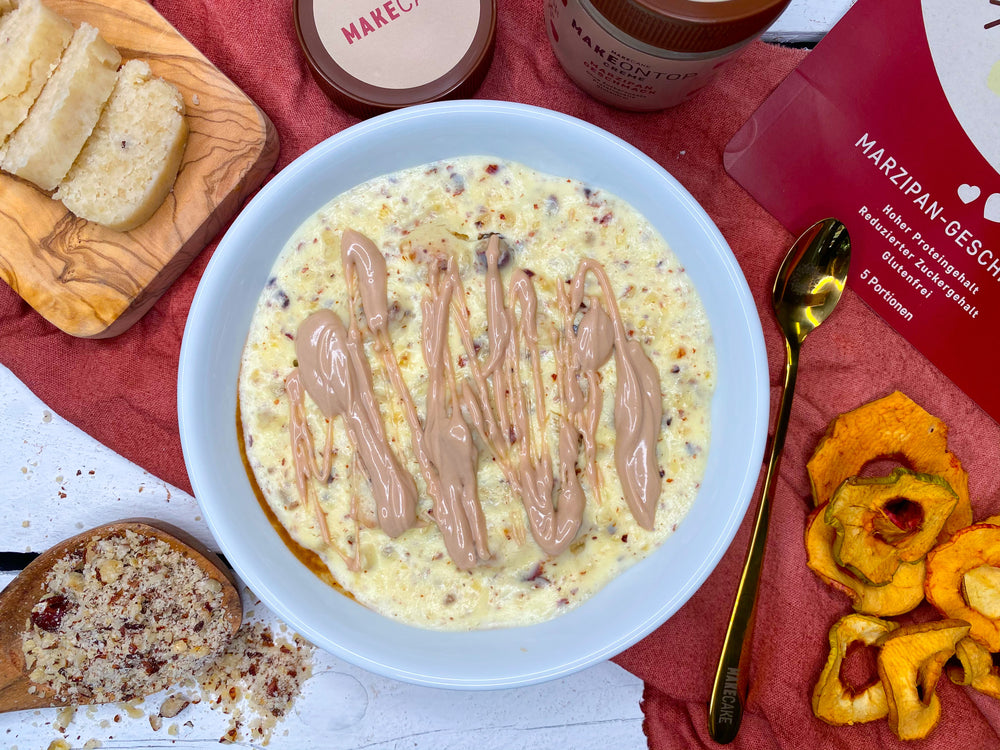 APFEL-MARZIPAN-KUCHENBOWL MIT NUSSGUSS